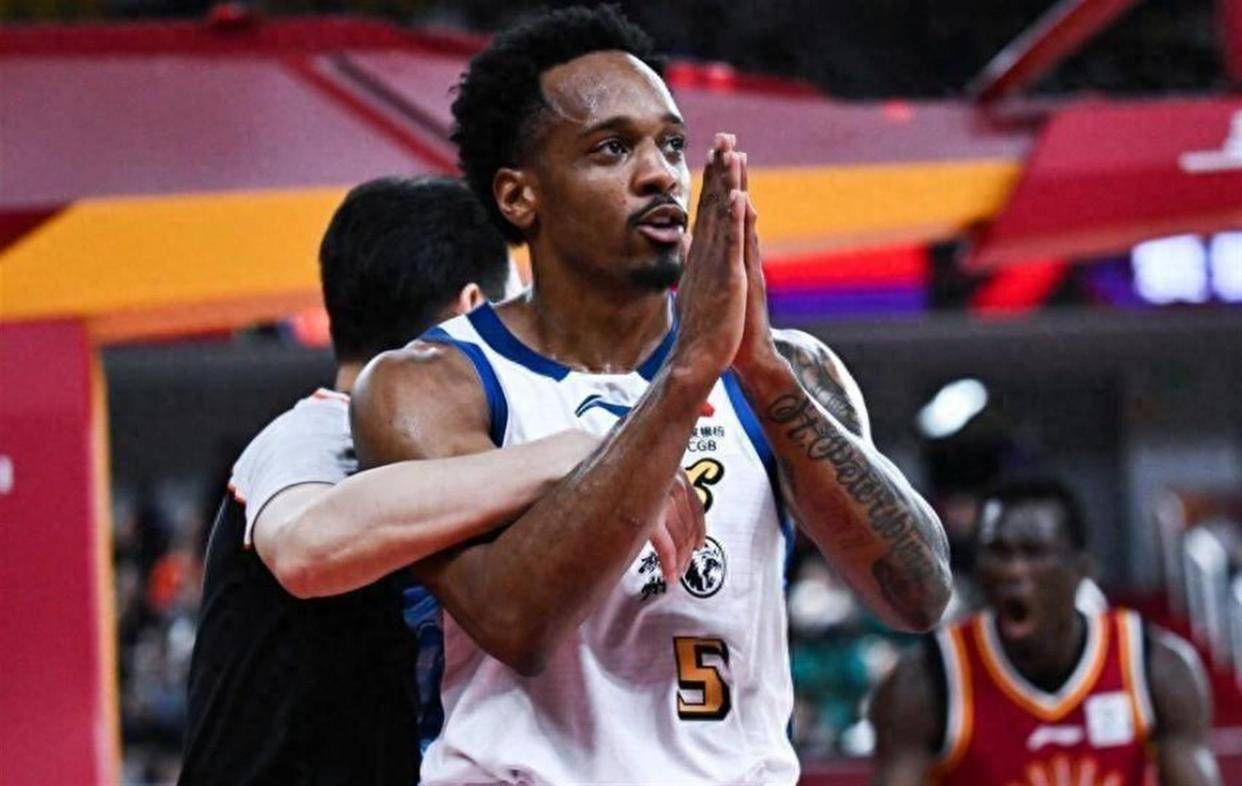 包含芝加哥公牛窗口期临场应变广厦男篮赛前单刀错失，媒体一致点评：Doinb在瑞士队比赛中出色防守的词条